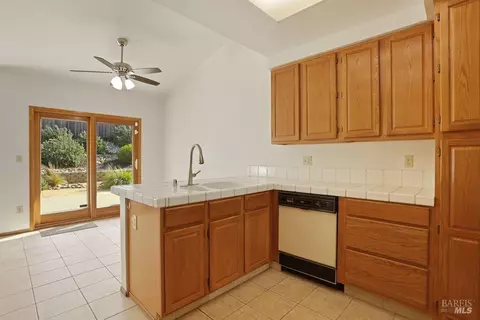 Kitchen - 517 Britannia Dr, Vallejo, CA 94591 photo 5 of 6