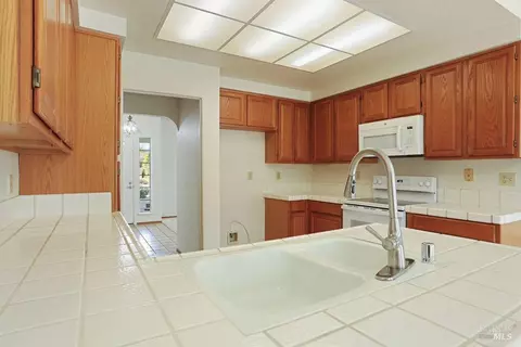 Kitchen - 517 Britannia Dr, Vallejo, CA 94591 photo 4 of 6