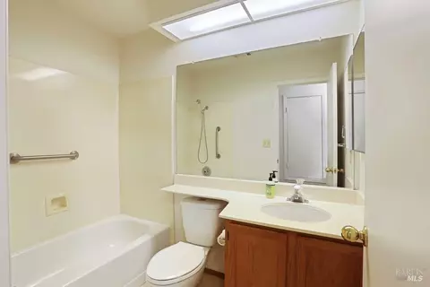 Bath - 517 Britannia Dr, Vallejo, CA 94591 photo 1 of 5