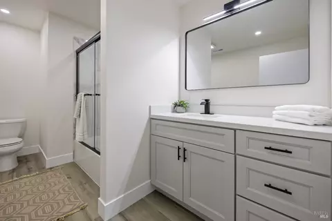 Bath - 450 Nut Tree Rd, Vacaville, CA 95687 photo 3 of 4