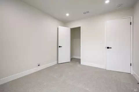 Bedroom - 450 Nut Tree Rd, Vacaville, CA 95687 photo 4 of 4
