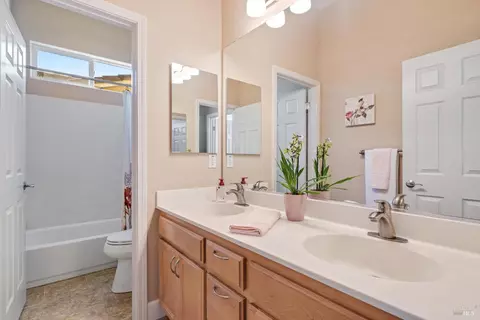 Bath - 280 Decanter Cir, Windsor, CA 95492 photo 2 of 2