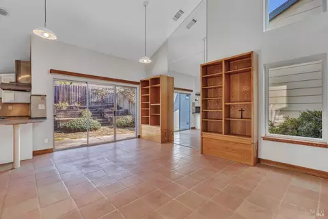 Living - 103 Stageline Ct, Vallejo, CA 94591 photo 2 of 3