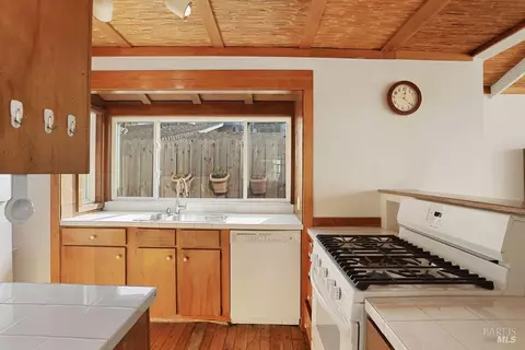 Kitchen - 34 Sandy Beach Rd, Vallejo, CA 94590 photo 2 of 9