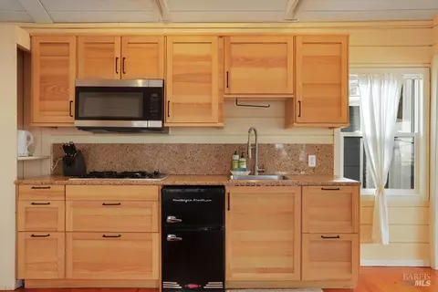 Kitchen - 34 Sandy Beach Rd, Vallejo, CA 94590 photo 8 of 9