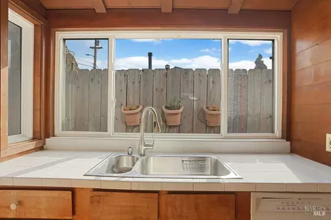 Kitchen - 34 Sandy Beach Rd, Vallejo, CA 94590 photo 4 of 9