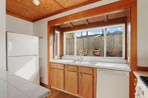 Kitchen - 34 Sandy Beach Rd, Vallejo, CA 94590 photo 3 of 9