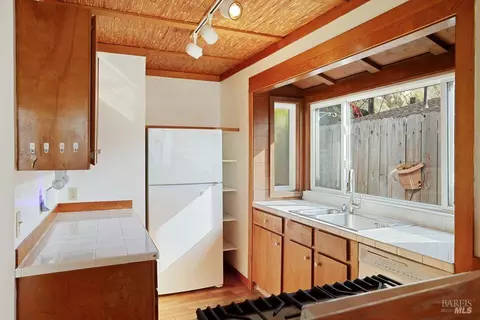 Kitchen - 34 Sandy Beach Rd, Vallejo, CA 94590 photo 7 of 9