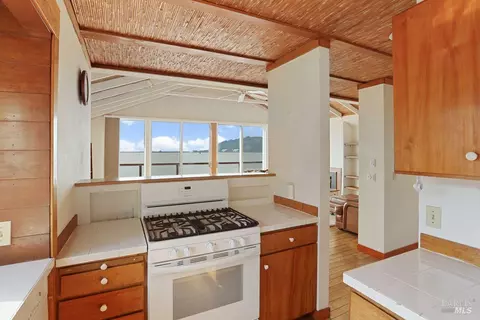 Kitchen - 34 Sandy Beach Rd, Vallejo, CA 94590 photo 6 of 9
