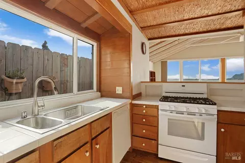 Kitchen - 34 Sandy Beach Rd, Vallejo, CA 94590 photo 5 of 9