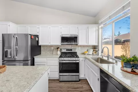 Kitchen - 149 Currant Ln, Vacaville, CA 95687 photo 3 of 6