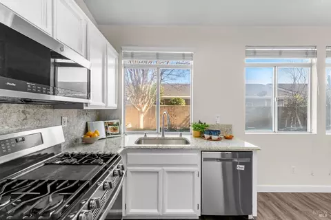 Kitchen - 149 Currant Ln, Vacaville, CA 95687 photo 4 of 6