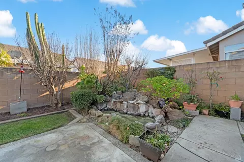 Exterior - 149 Currant Ln, Vacaville, CA 95687 photo 7 of 16