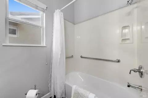 Bath - 149 Currant Ln, Vacaville, CA 95687 photo 4 of 4