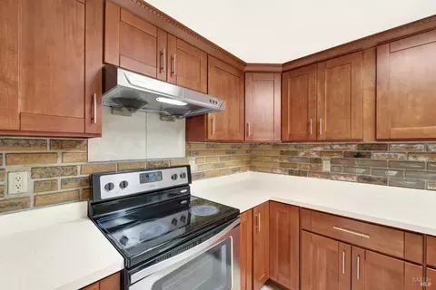 Kitchen - 175 Del Sur Ct, Fairfield, CA 94533 photo 7 of 8