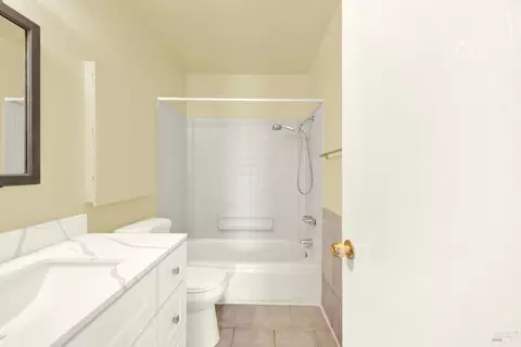 Bath - 175 Del Sur Ct, Fairfield, CA 94533 photo 3 of 4