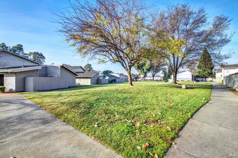 Exterior - 175 Del Sur Ct, Fairfield, CA 94533 photo 11 of 18