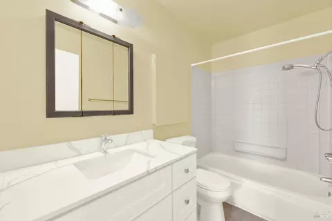 Bath - 175 Del Sur Ct, Fairfield, CA 94533 photo 4 of 4