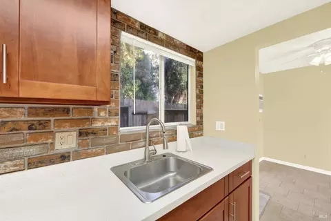 Kitchen - 175 Del Sur Ct, Fairfield, CA 94533 photo 4 of 8