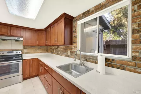 Kitchen - 175 Del Sur Ct, Fairfield, CA 94533 photo 2 of 8