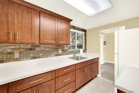 Kitchen - 175 Del Sur Ct, Fairfield, CA 94533 photo 6 of 8