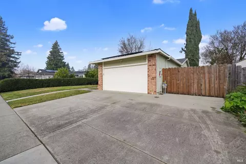 Exterior - 950 Woodvale Dr, Dixon, CA 95620 photo 2 of 7