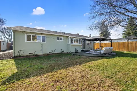 Exterior - 950 Woodvale Dr, Dixon, CA 95620 photo 5 of 7