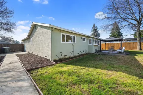 Exterior - 950 Woodvale Dr, Dixon, CA 95620 photo 6 of 7