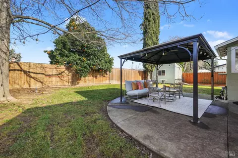 Exterior - 950 Woodvale Dr, Dixon, CA 95620 photo 3 of 7