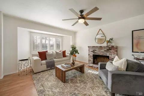 Living - 950 Woodvale Dr, Dixon, CA 95620 photo 2 of 4