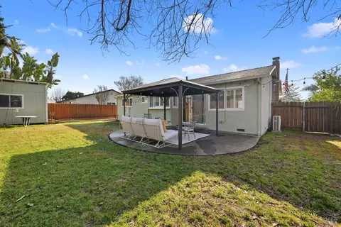 Exterior - 950 Woodvale Dr, Dixon, CA 95620 photo 4 of 7