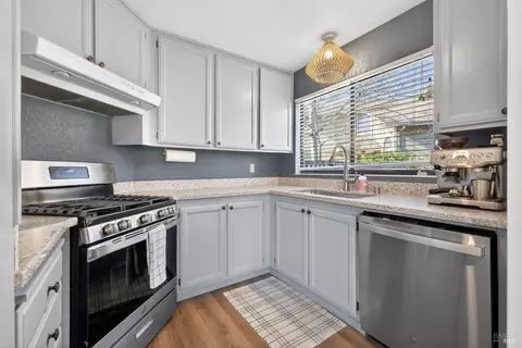 Kitchen - 207 Othello Ct, Windsor, CA 95492 photo 2 of 2
