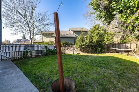 Exterior - 207 Othello Ct, Windsor, CA 95492 photo 8 of 12