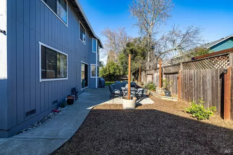 Exterior - 207 Othello Ct, Windsor, CA 95492 photo 9 of 12