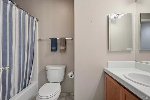 Bath - 1256 Pear Tree Ln, Napa, CA 94558 photo 2 of 3
