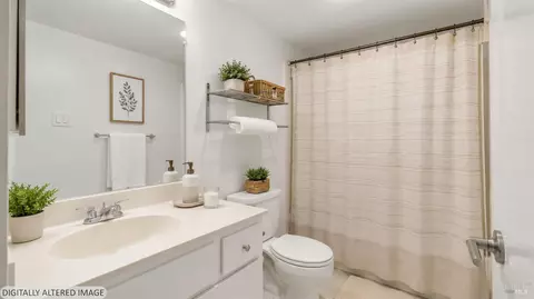 Bath - 164 Kathy Ellen Dr, Vallejo, CA 94591 photo 4 of 4