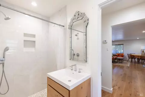 Bath - 601 Rossi Rd, Saint Helena, CA 94574 photo 3 of 4