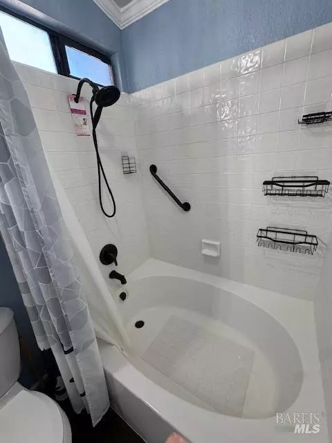 Bath - 530 Eldridge Ave, Vacaville, CA 95688 photo 2 of 5