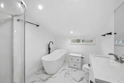 Bath - 203 Cockrobin Ave, Windsor, CA 95492 photo 4 of 5