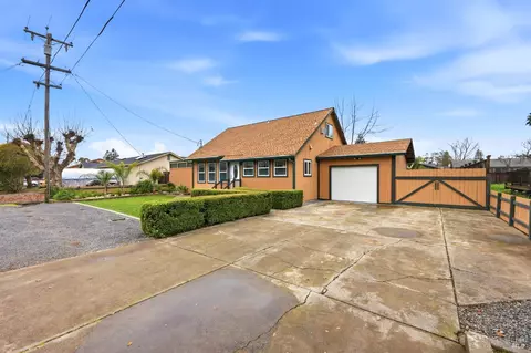 Exterior - 203 Cockrobin Ave, Windsor, CA 95492 photo 4 of 20