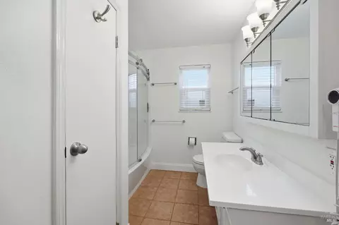 Bath - 203 Cockrobin Ave, Windsor, CA 95492 photo 1 of 5