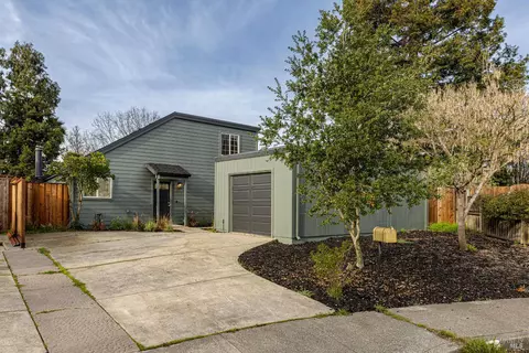 125 Saratoga Ct, Petaluma, CA 94954