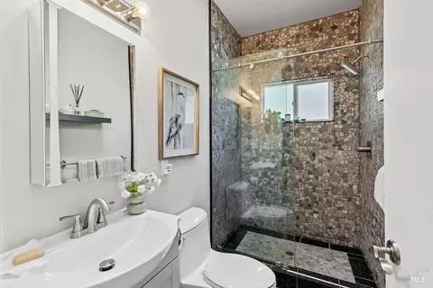 Bath - 31000 Pine Mountain Rd, Cloverdale, CA 95425 photo 4 of 5