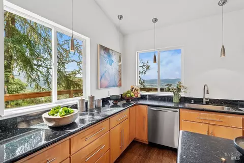 Kitchen - 31000 Pine Mountain Rd, Cloverdale, CA 95425 photo 4 of 6