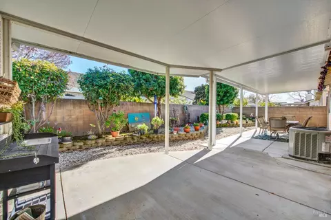 Exterior - 161 Currant Ln, Vacaville, CA 95687 photo 5 of 11