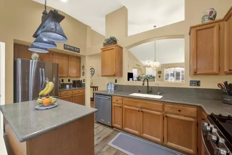 Kitchen - 161 Currant Ln, Vacaville, CA 95687 photo 8 of 11