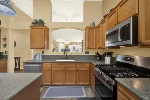 Kitchen - 161 Currant Ln, Vacaville, CA 95687 photo 9 of 11