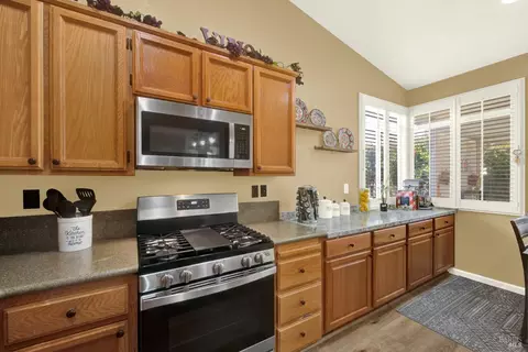Kitchen - 161 Currant Ln, Vacaville, CA 95687 photo 4 of 11