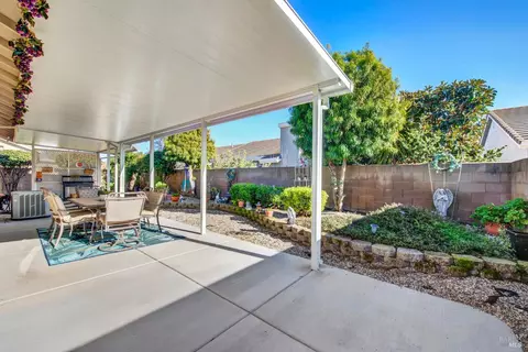 Exterior - 161 Currant Ln, Vacaville, CA 95687 photo 7 of 11