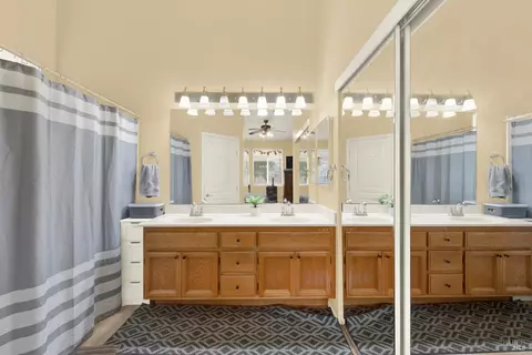 Bath - 161 Currant Ln, Vacaville, CA 95687 photo 1 of 3